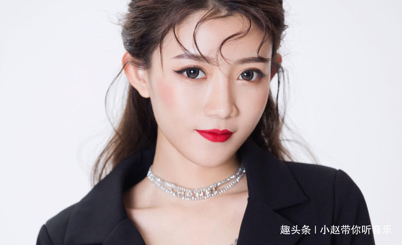 快手小伊伊身高图片