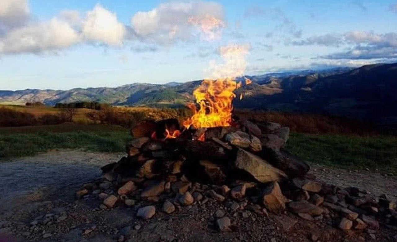 世上最可爱的火山已经喷发上百年但火焰始终不足一米高