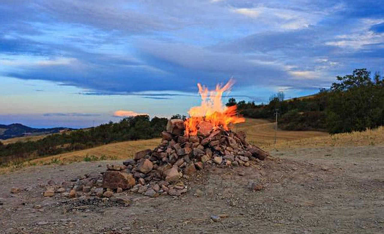 它就是坐落于意大利的布斯卡火山,不同于其他气势磅礴的火山,它竟有