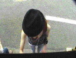 妹子,你穿着短裙爬树真的合适嘛,能淑女一些吧,这样多