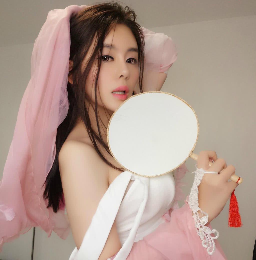 cos妖精张琪格不管是貂蝉还是春丽甚至就连圣诞装都能驾驭