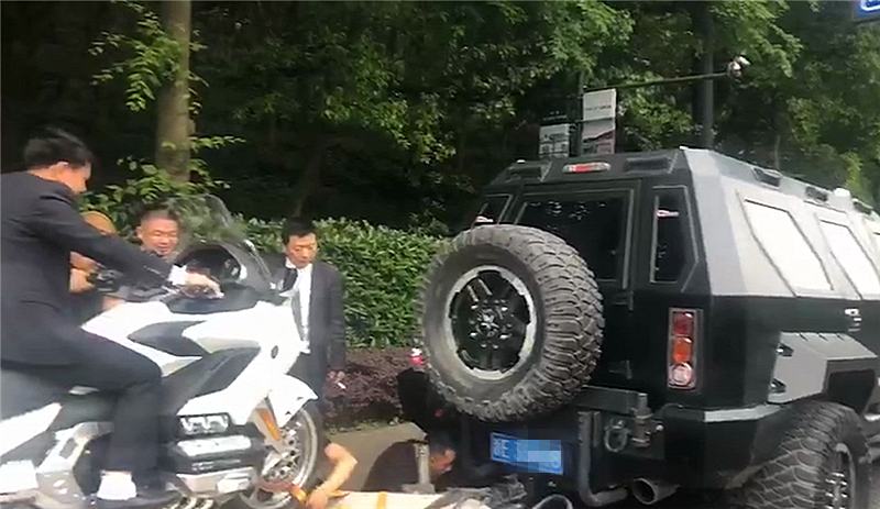 378万乔治巴顿现杭州,车尾拖40万摩托车,车牌还是三连号!