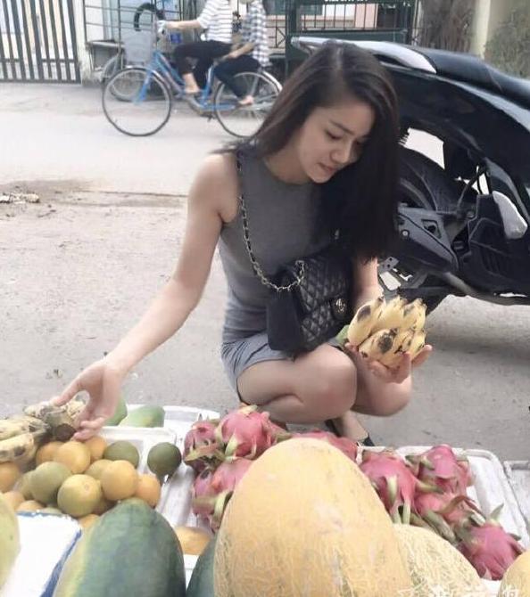 搞笑趣图段子:看到这么漂亮的小姐姐买水果,我有点好奇呀!