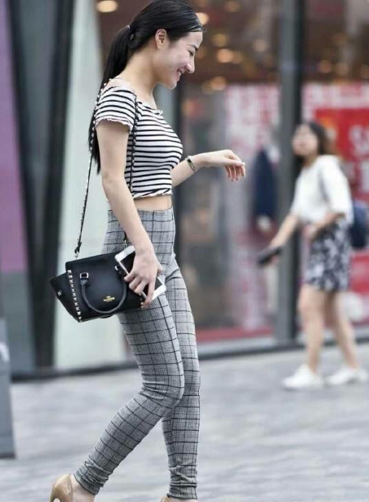 街拍: 体态丰腴的清纯美女圆润肥臀, 网友: 这女人看了我都吃不消