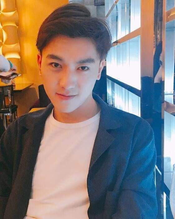 曾是央视最帅实习主播，为圆演员梦放弃主播，如今却无人问津