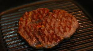 牛肉一煎就老怎么办?知道这些窍门,家里做的牛排不输给西餐厅!
