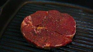 牛肉一煎就老怎么办?知道这些窍门,家里做的牛排不输给西餐厅!