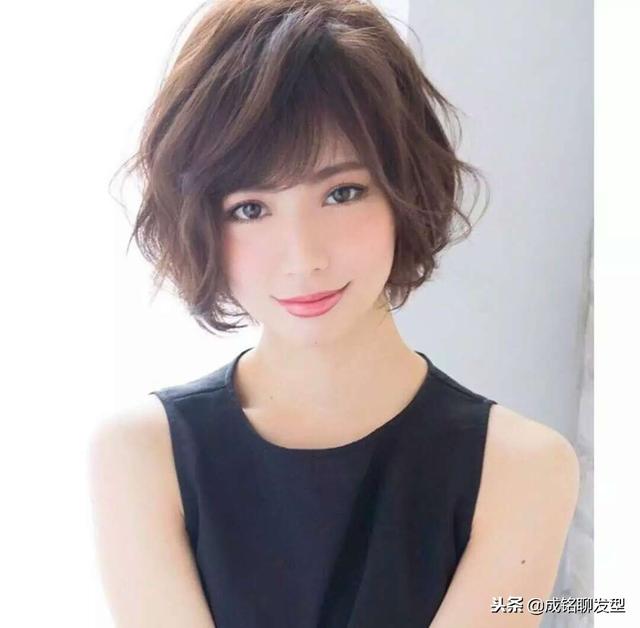 50多岁女性瓜子脸，就是白发太多，剪什么发型好？