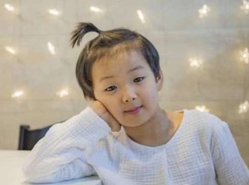 韩国宋家三胞胎长大了,变成长腿欧巴,网友:长大了依然是表情包