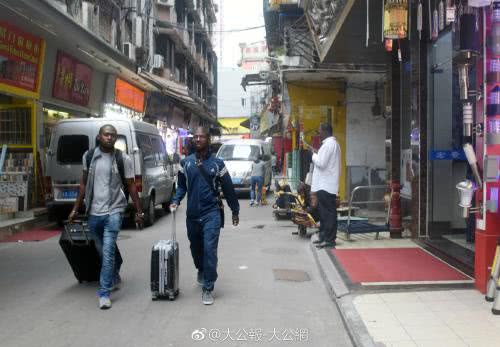 武警在广州驱赶黑人