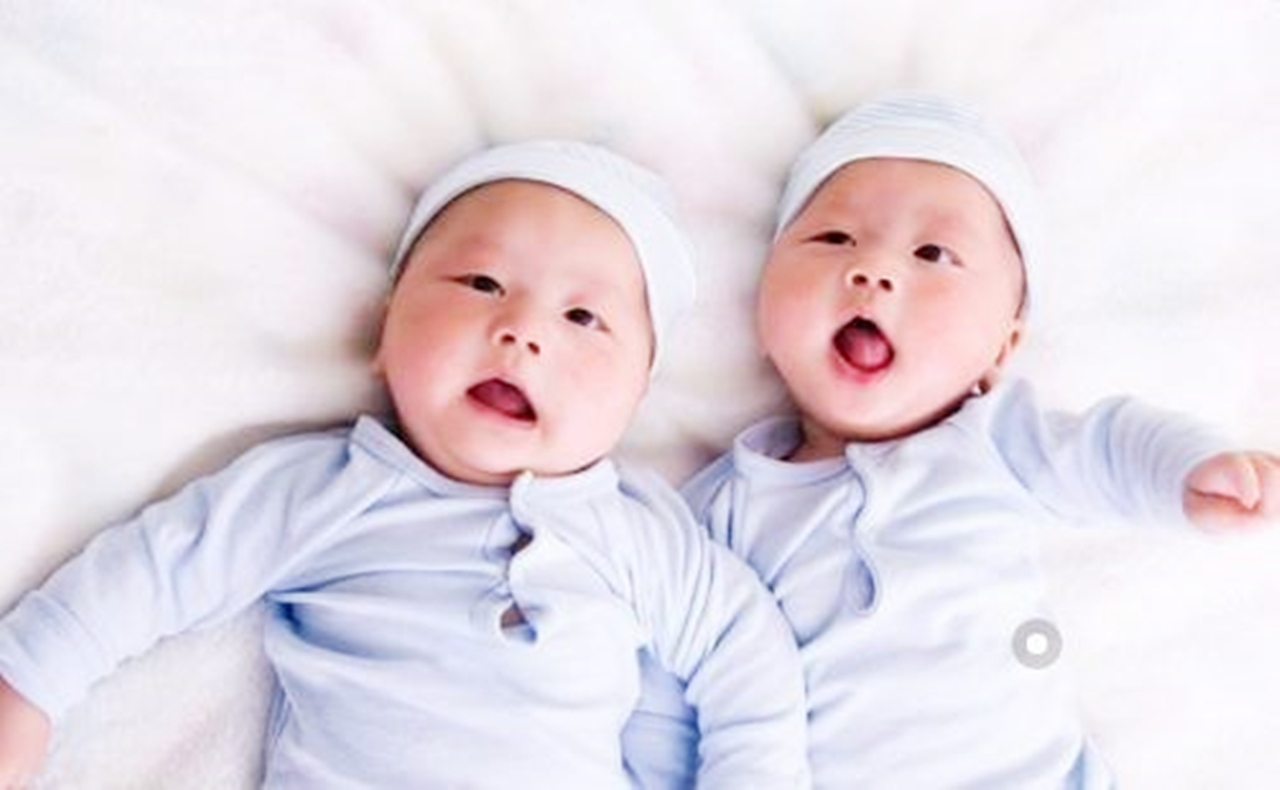 双胞胎图片大全-双胞胎高清图片下载-觅知网