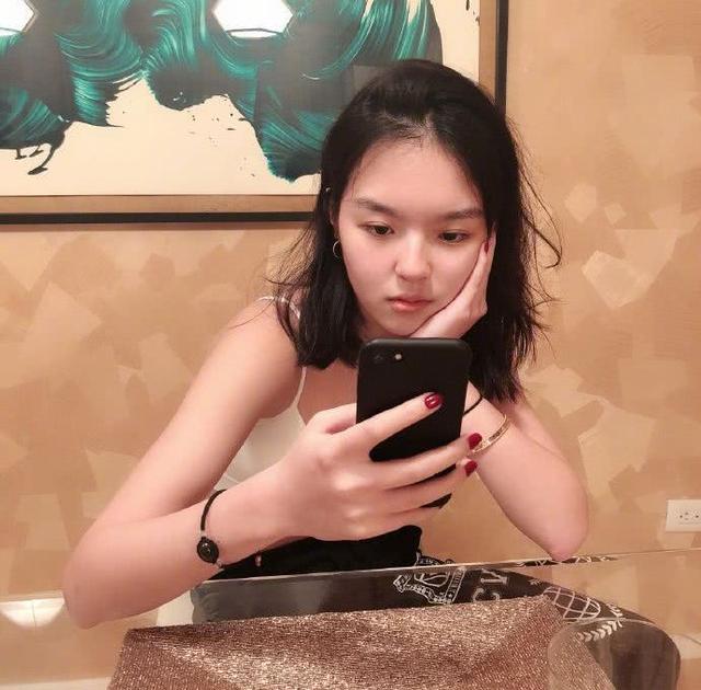 李咏女儿又变漂亮!哈文晒她惊艳美照,网友:用这2字称呼女儿?