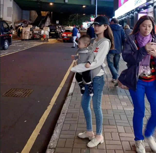 王思聪前女友雪梨带一岁儿子逛街,当看清孩子的长相后