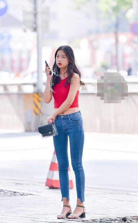 街拍：微胖女孩穿牛仔裤，勒紧了腿上的“肉”，这样的身材真美！