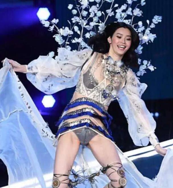 奚梦瑶秀场变"海苔",副乳都快要被挤出来,这样的身材还能坚持