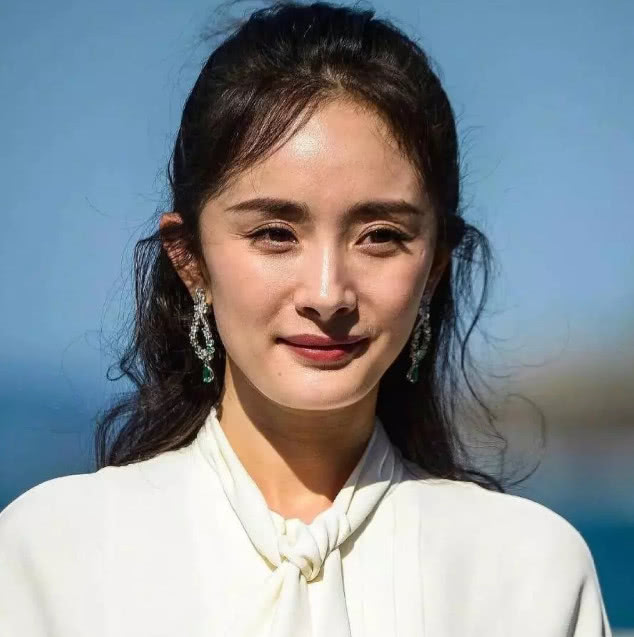 32岁杨幂未P照片被疯传,网友:脸垮了老的吓人