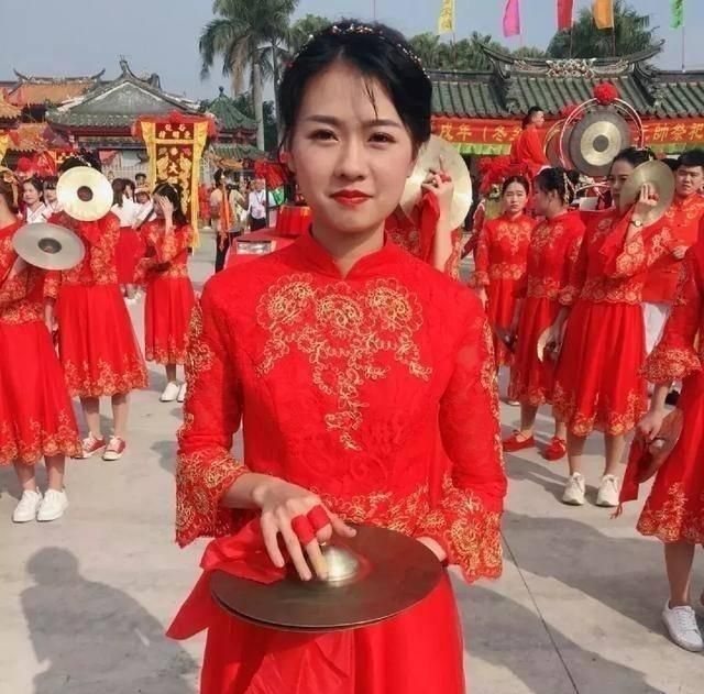 翁佳娜迅速地成为网红,也成为了潮汕民俗活动