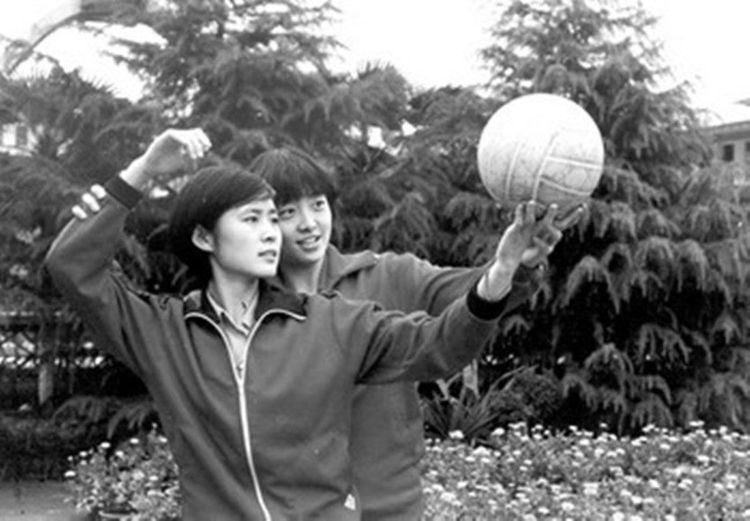 她是袁伟民的姨妈，是女子排球队的第一位美女，26岁退休，现在