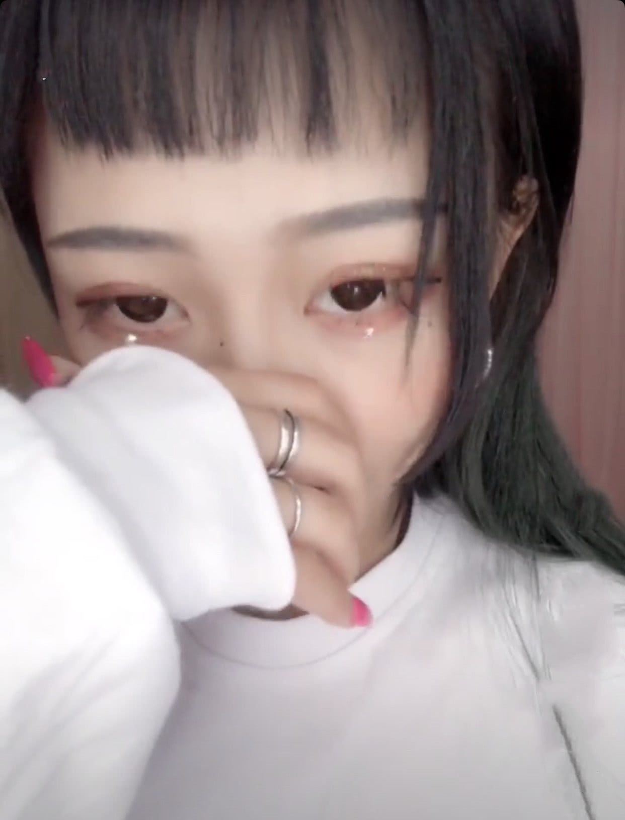 顾茜茜直播掀起衣服粉丝惊呼女友腹，却意外走光胸部网友：很别致