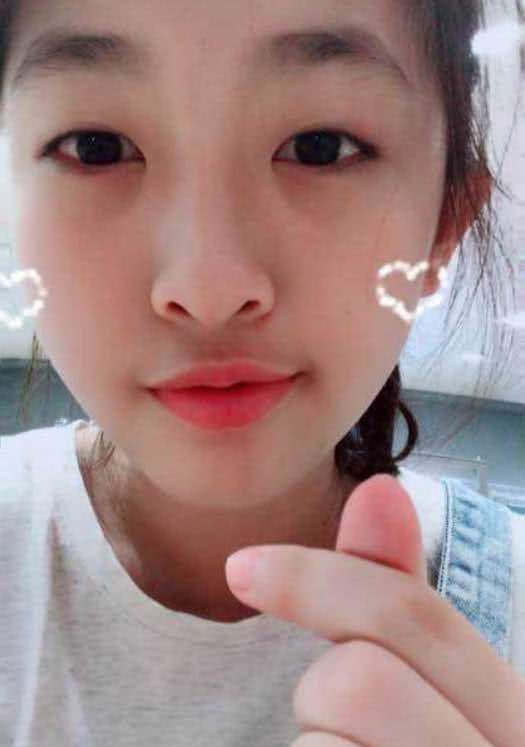 小学生自拍vs高中生,没有对比就没伤害,大学生:坐下吧
