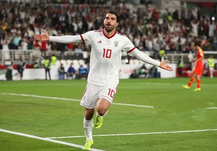 国足球迷:我们对不起里皮,名记怒斥:你们一脸奴