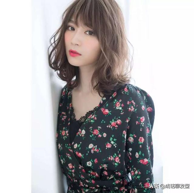 50多岁女性瓜子脸，就是白发太多，剪什么发型好？