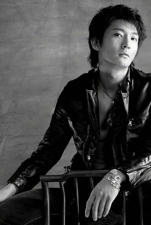 “苏明成”郭京飞头发剪短了，剪成小碎发可帅了，清爽不油腻！