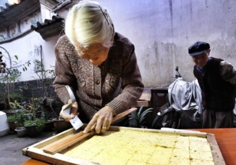 云南人善于将花卉入菜，将松花制成糕点，口感软甜云南人都吃过