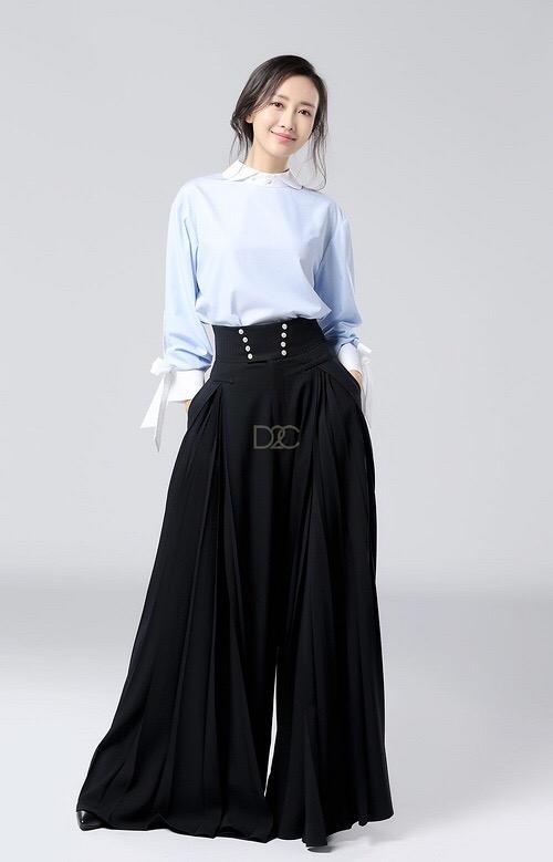 王鸥穿浅蓝色娃娃领衬衫搭黑色复古大阔腿裤现身节目