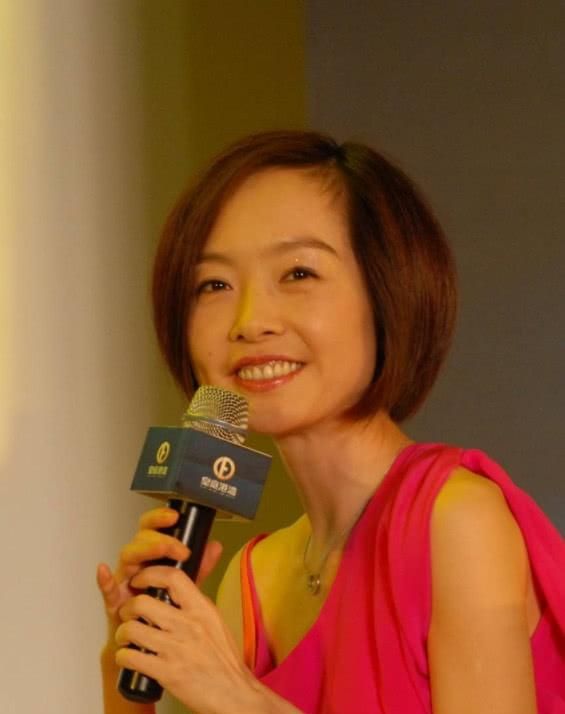 50岁鲁豫近照,二婚嫁给13岁初恋,丈夫长相一言难尽