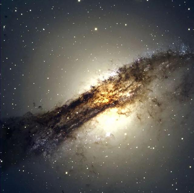 人马座a星系(ngc 5128)是一个活跃星系,它很可能是由一个椭圆星系和一