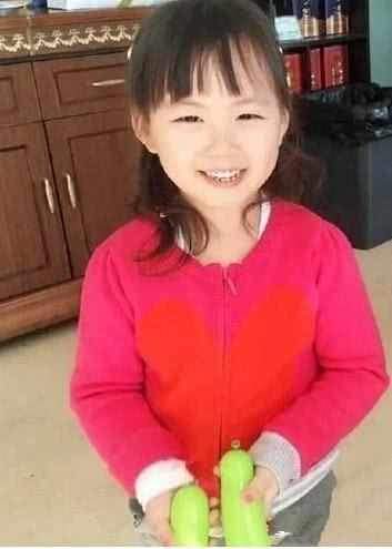 王宝强7岁女儿近照，娜娜的颜值“整容式”长开，模样像极了马蓉