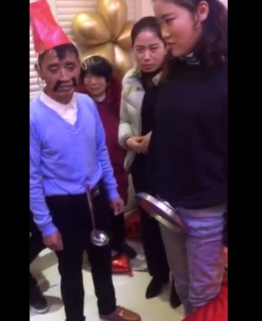 新娘献身遭公公「下体撞下体」 当众爽问：想不想