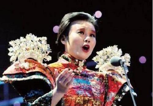 萨顶顶拿反话筒出现低级失误？专业歌手对“假唱行为”无声反抗！