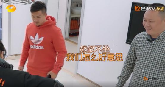 《我家那闺女》郭跃爸爸提前回家参与女儿聚会，网友：没眼力！