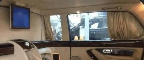 “唐僧”亲自开宾利来保养，千万豪车惊人，车内一块表比A8还贵