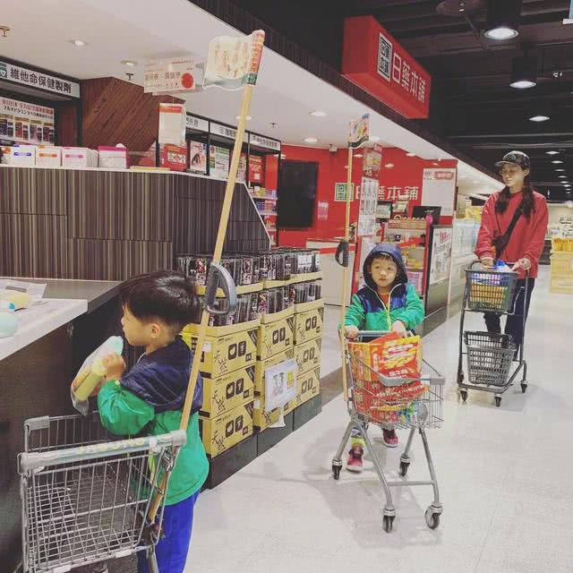 范玮琪晒飞飞翔翔做家务,帮忙购物,感慨两小只