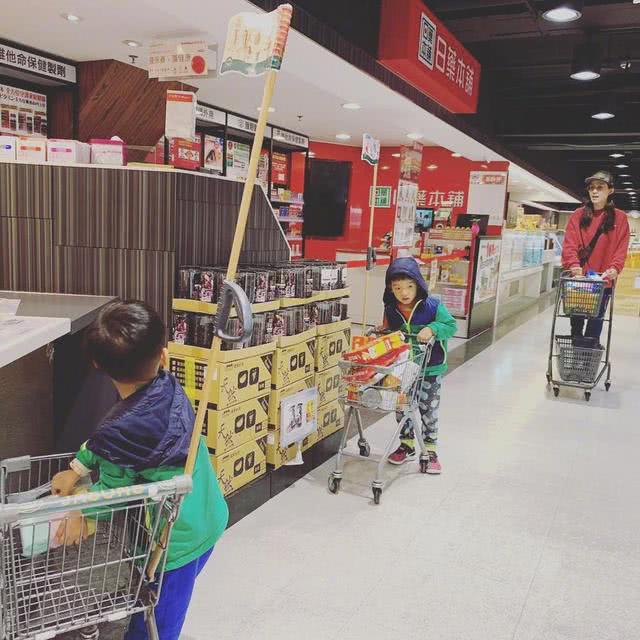 范玮琪晒飞飞翔翔做家务,帮忙购物,感慨两小只