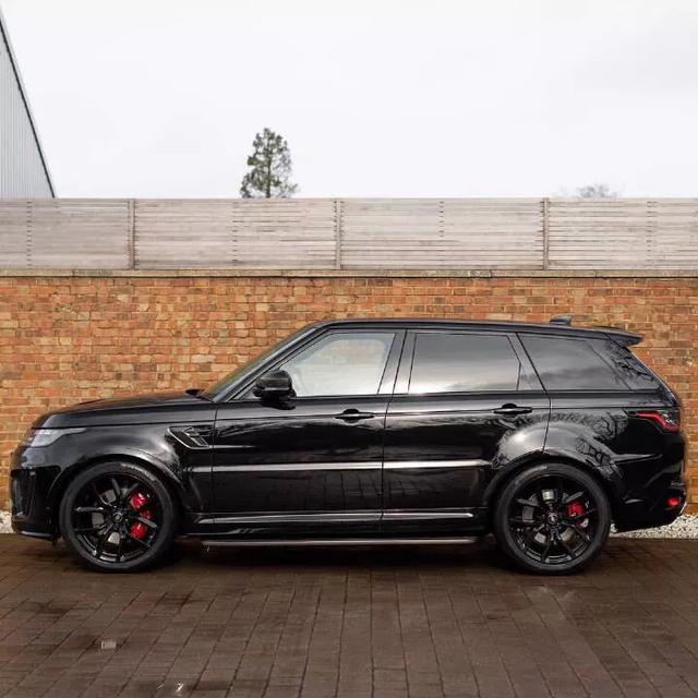 路虎揽胜运动SVR，全碳的引擎盖可太帅了