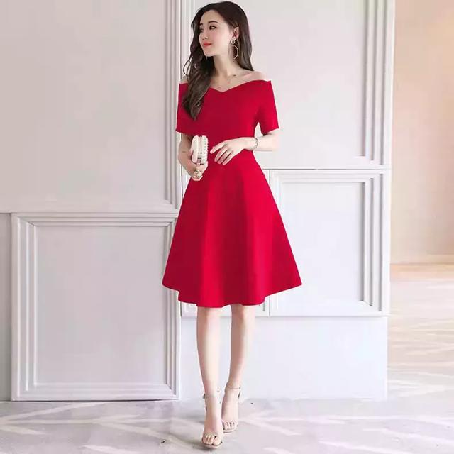 魅力小红裙，演绎热情如火的活力