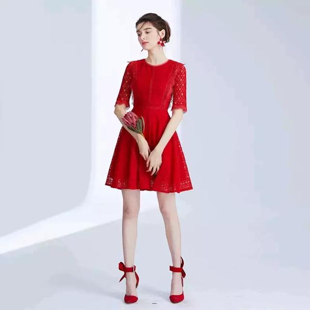 魅力小红裙，演绎热情如火的活力