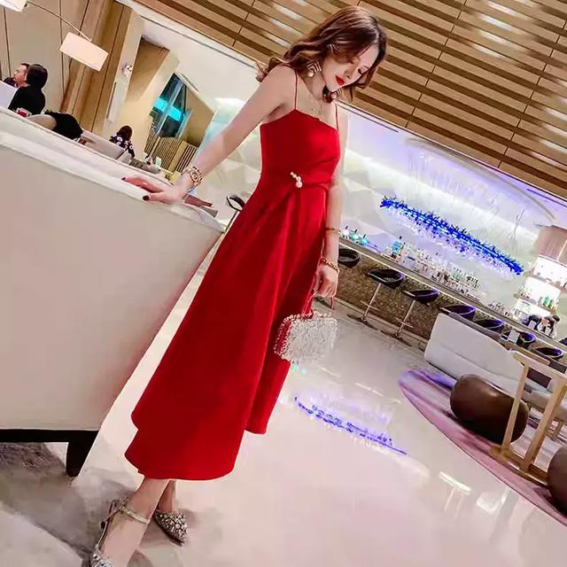 魅力小红裙，演绎热情如火的活力