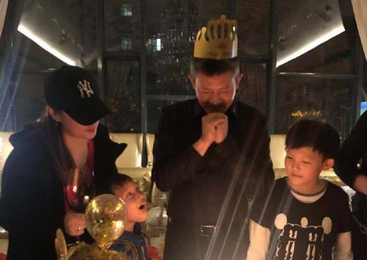 演员杨志刚近况曝光，年仅40岁却两鬓发白，比哥哥郭靖宇还要老