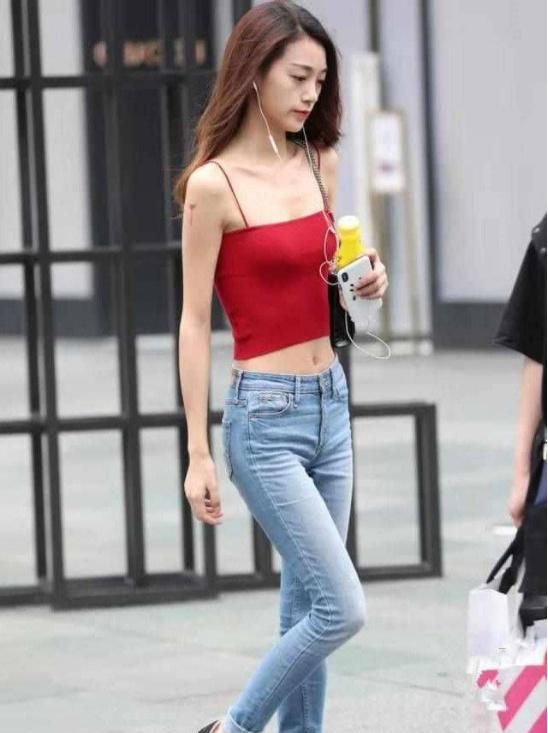 红色吊带搭配紧身牛仔裤,小姐姐身材很完美哦