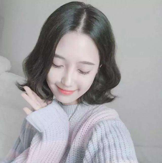 水纹短发 卷发弧度如水纹,长发一不小心就成了泡面头,但短发就避免了