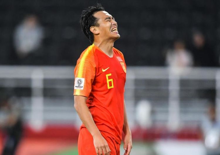 冯潇霆微博谢罪被围攻!国足球迷刷屏怒批,亚