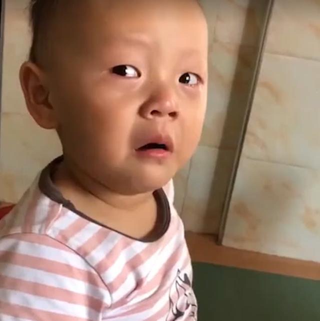 宝宝第一天上幼儿园,哭着说自己不难过,倔强的小表情太搞笑了