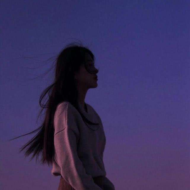 天蝎女王眼神犀利,穿西装最帅气的3大星座女,