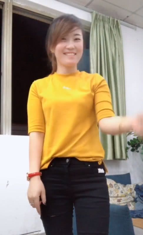 黄衣服风靡全抖音,一抹羞涩令网友神魂颠倒:这