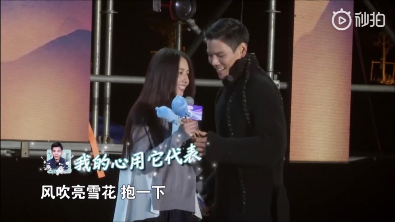 郭碧婷唱完歌向佐大声表白,郭碧婷回了3个字,有谁注意郭爸爸?